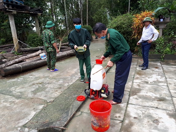Tổ công tác Bộ đội Biên phòng Nghệ An phun thuốc khử trùng khu vực ngập lũ tại huyện Thanh Chương.